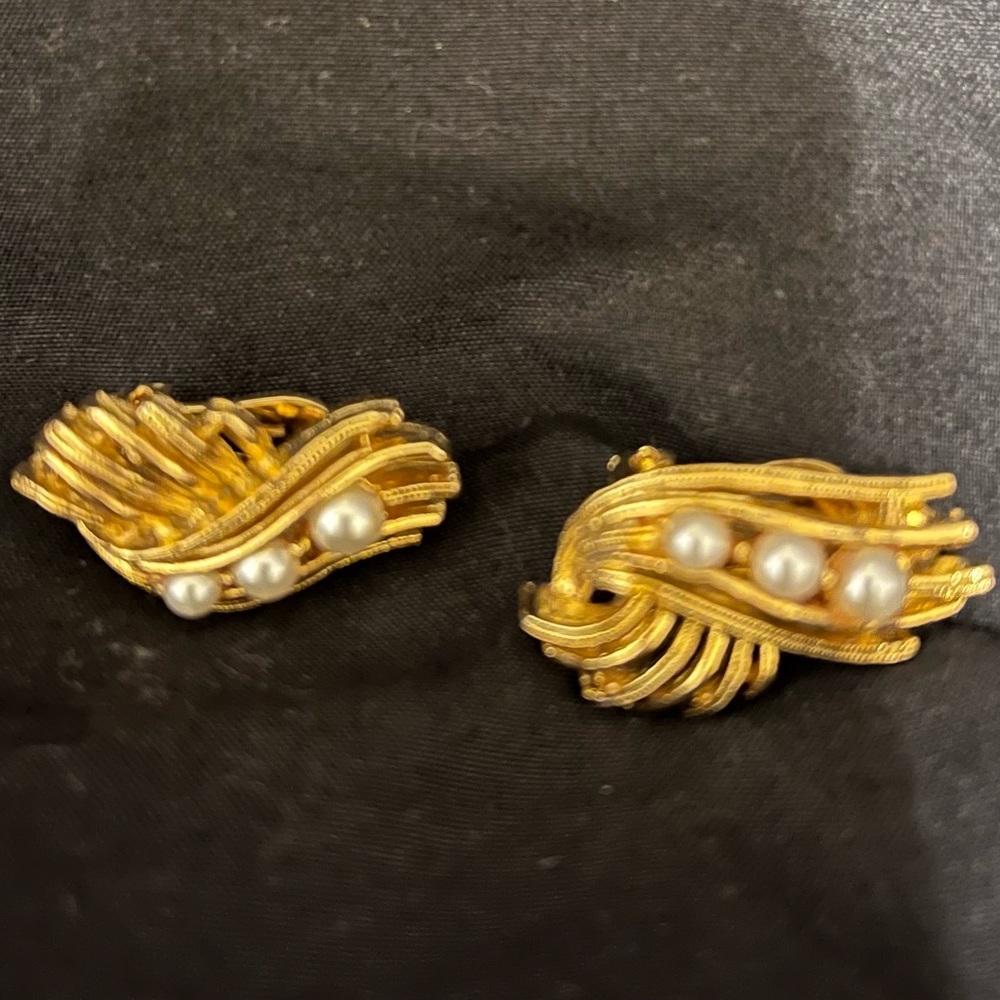 Lister vintage clip on faux pearl earrings